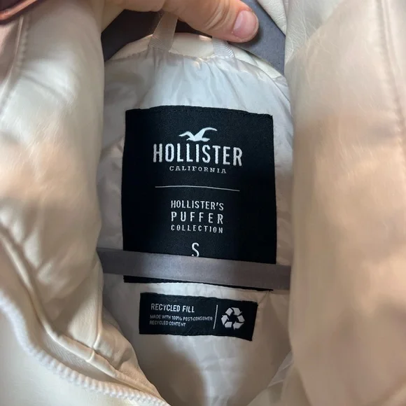 Women’s HOLLISTER Recycle Fill Cropped Cream* Puffer Vest - Picture 3 of 7